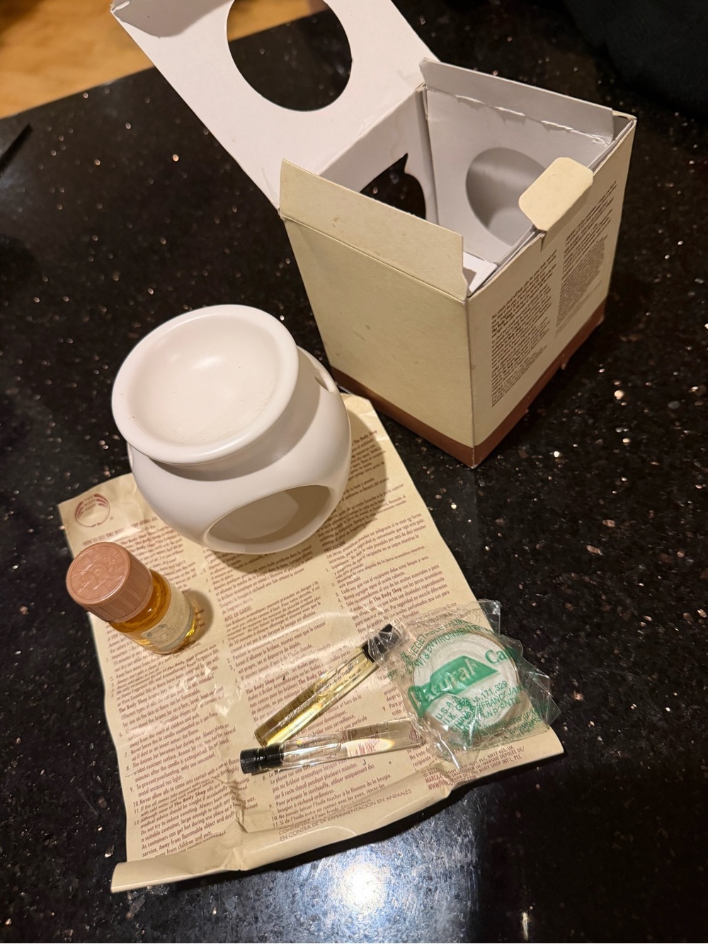 NIB Vintage The Body Shop  White Ceramic Aroma Jar Kit Warmer with Fragrance Oil